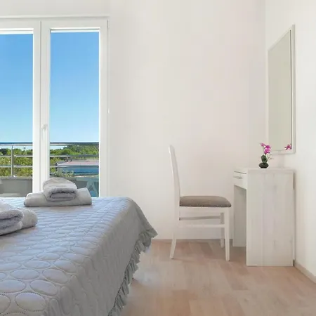 Family Friendly With A Swimming Pool Pirovac, Sibenik - 18998 Apartment Pirovac